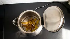 Wie man Kalk aus einem Wasserkocher entfernt, ohne dass es nach Essig riecht